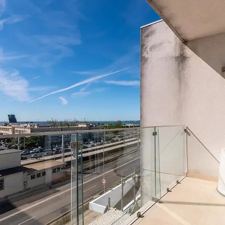 Апартаменты Guestready - Apt With Stunning Rooftop Pool